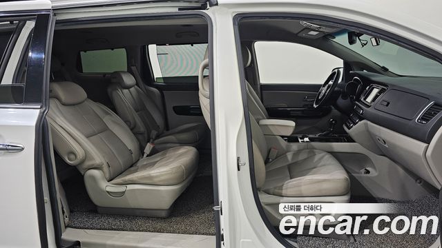 Kia Carnival 2015 thumb 10