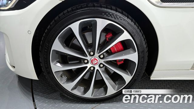 Jaguar XE 2020 thumb 6