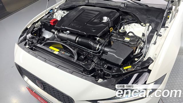 Jaguar XE 2020 thumb 7