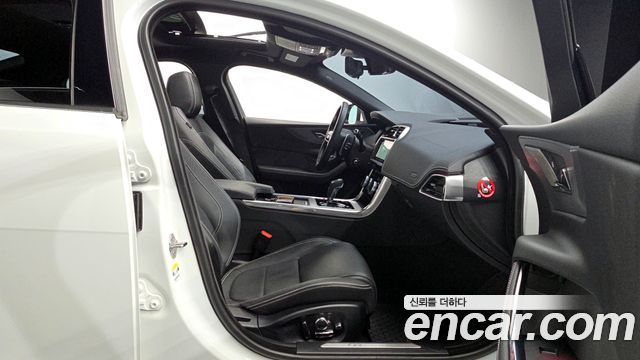Jaguar XE 2020 thumb 11