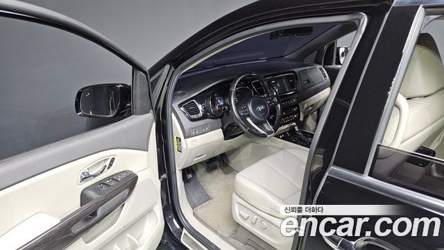 Kia Carnival 2017 thumb 11