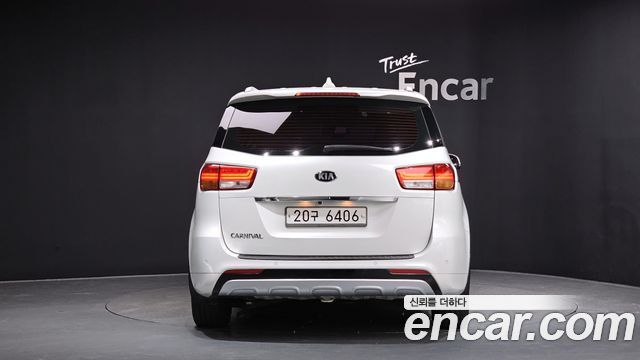 Kia Carnival 2015 thumb 4
