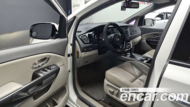 Kia Carnival 2015 thumb 10