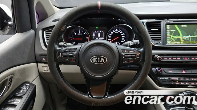 Kia Carnival 2015 thumb 12