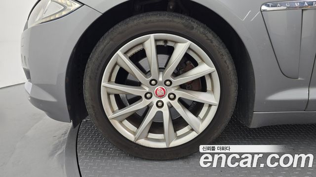 Jaguar XF 2013 thumb 6