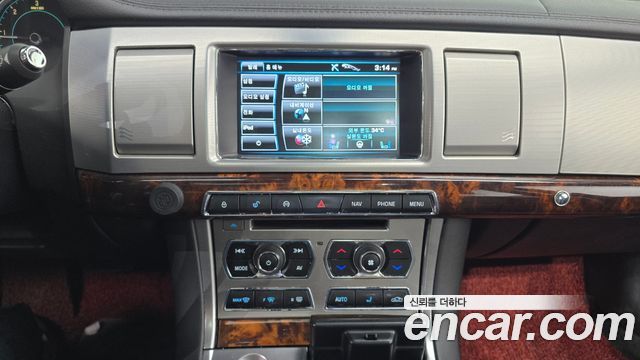 Jaguar XF 2013 thumb 12