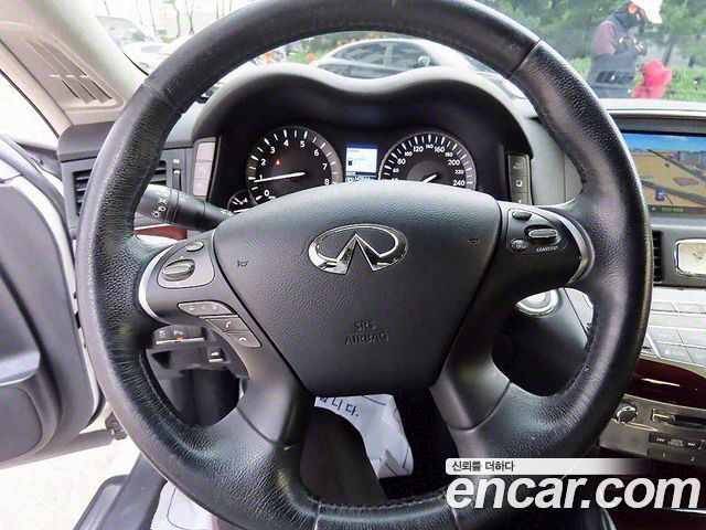 Infiniti Q70 2015 thumb 9