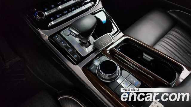 Genesis G90 2016 thumb 10