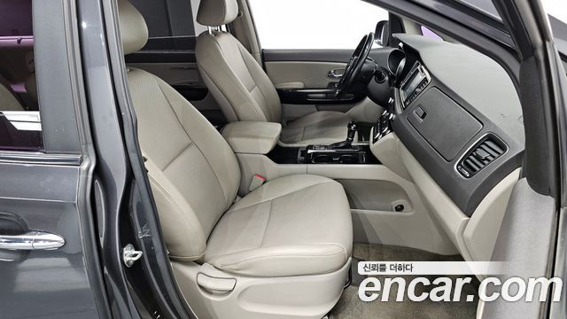 Kia Carnival 2015 thumb 10
