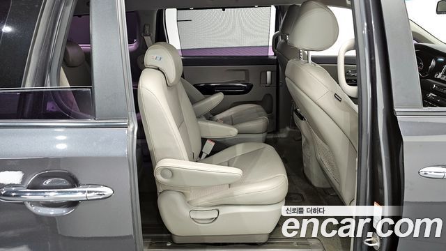 Kia Carnival 2015 thumb 12