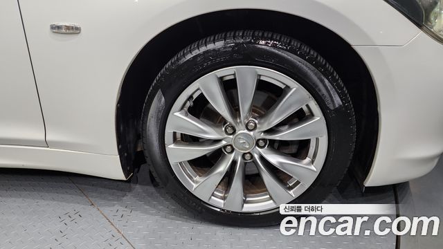 Infiniti M 2011 thumb 6