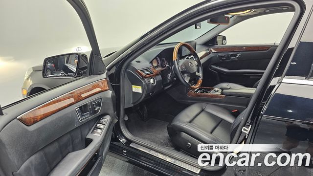 Mercedes-Benz E-Class 2011 thumb 10