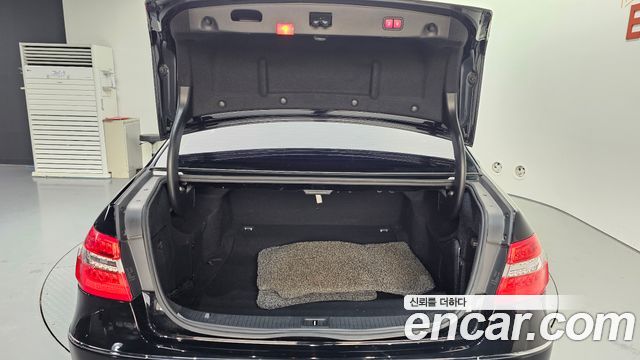 Mercedes-Benz E-Class 2011 thumb 11
