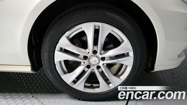 Mercedes-Benz E-Class 2012 thumb 6