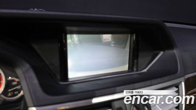 Mercedes-Benz E-Class 2012 thumb 12