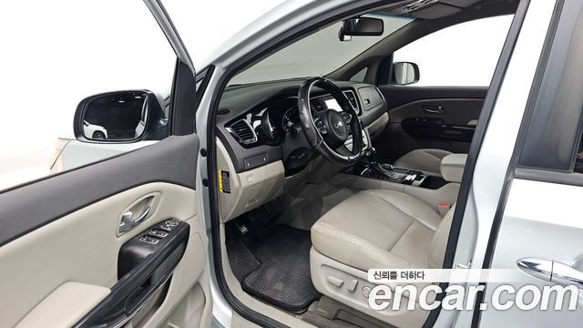 Kia Carnival 2015 thumb 10