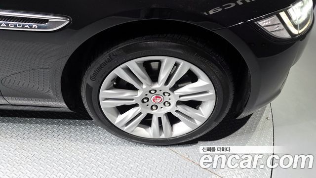 Jaguar XF 2017 thumb 6