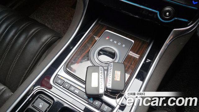Jaguar XF 2017 thumb 10