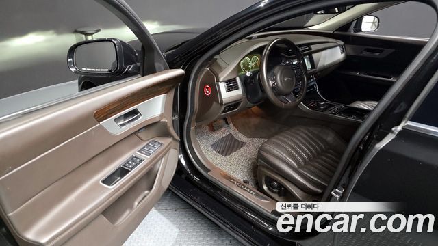Jaguar XF 2017 thumb 11