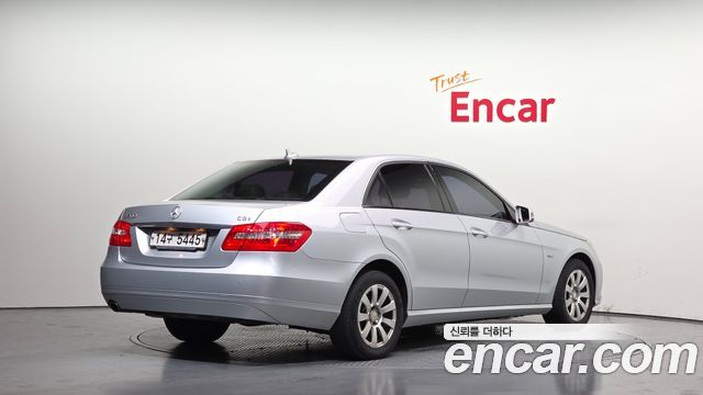Mercedes-Benz E-Class 2011 thumb 2