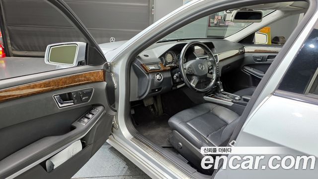 Mercedes-Benz E-Class 2011 thumb 10