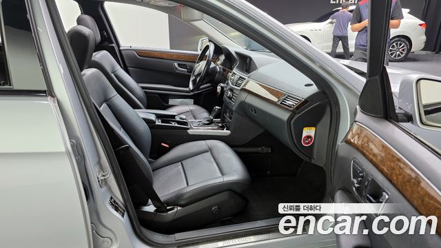 Mercedes-Benz E-Class 2011 thumb 11