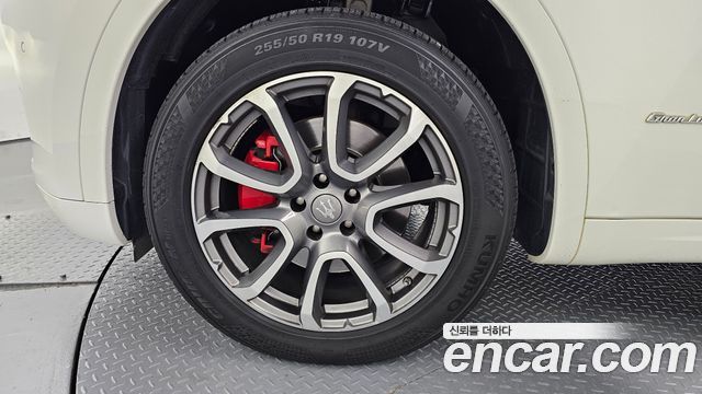 Maserati Levante 2019 thumb 6
