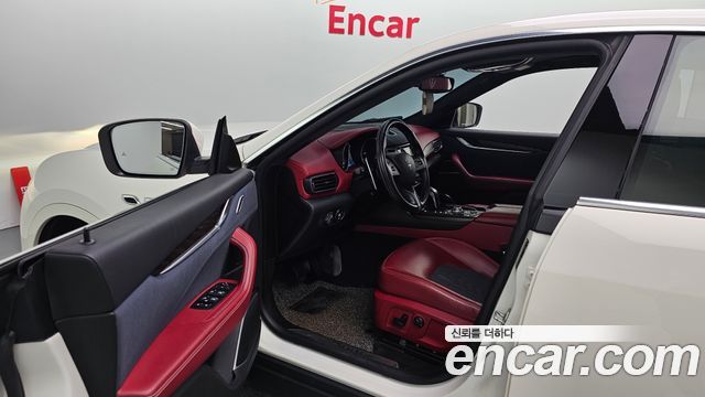 Maserati Levante 2019 thumb 10