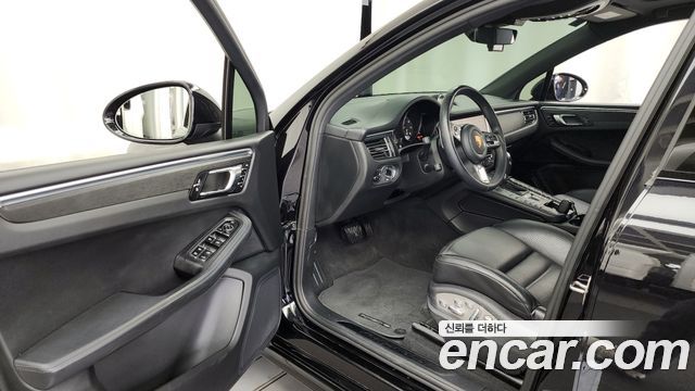 Porsche Macan 2021 thumb 10