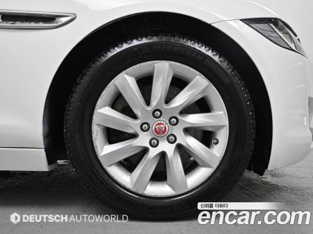 Jaguar XF 2017 thumb 6