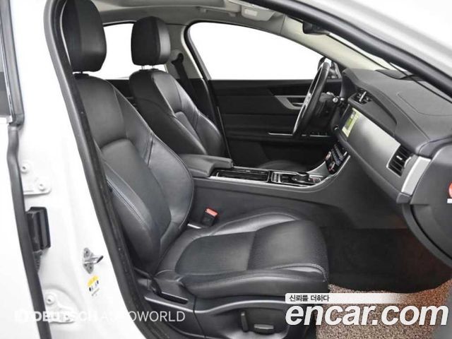 Jaguar XF 2017 thumb 10