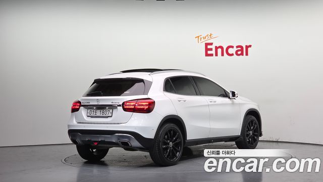 Mercedes-Benz GLA 2018 thumb 3