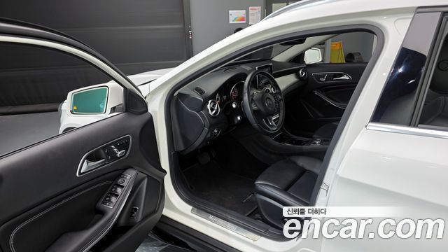 Mercedes-Benz GLA 2018 thumb 10