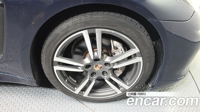 Porsche Panamera 2012 thumb 6