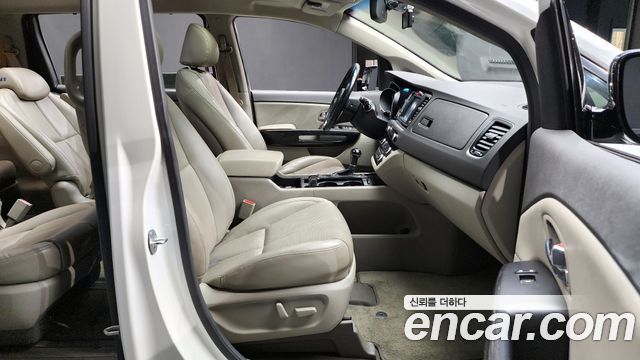 Kia Carnival 2016 thumb 10