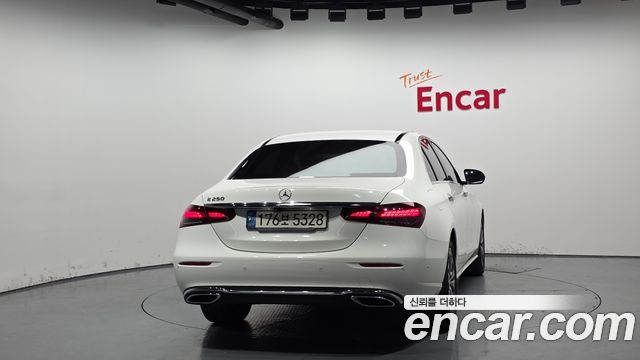 Mercedes-Benz E-Class 2021 thumb 5