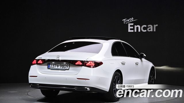 Mercedes-Benz E-Class 2025 thumb 3