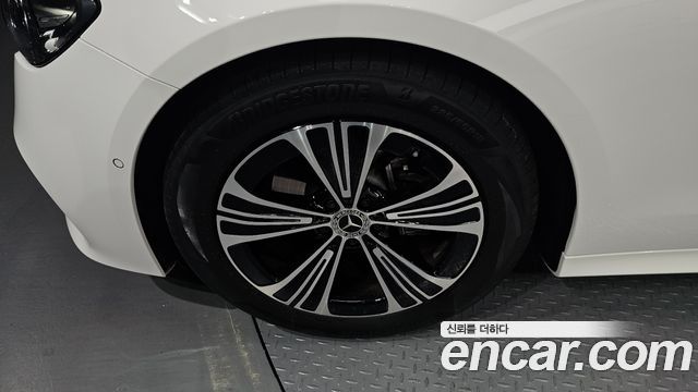 Mercedes-Benz E-Class 2025 thumb 6
