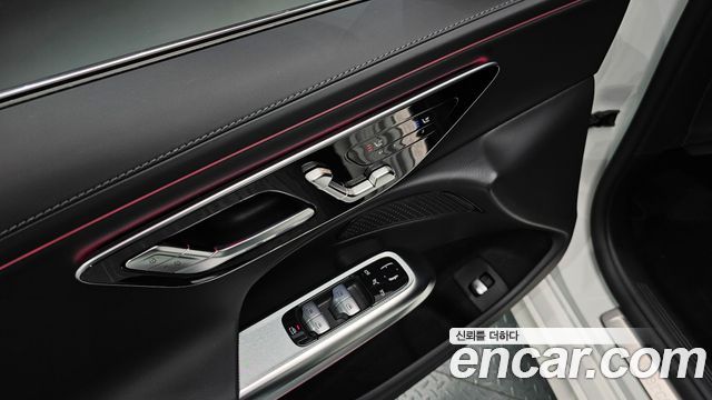 Mercedes-Benz E-Class 2025 thumb 12
