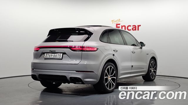 Porsche Cayenne 2021 thumb 3