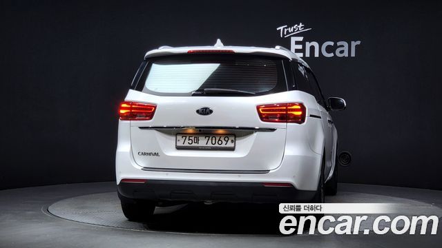 Kia Carnival 2019 thumb 4