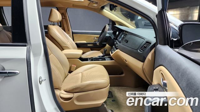 Kia Carnival 2015 thumb 11