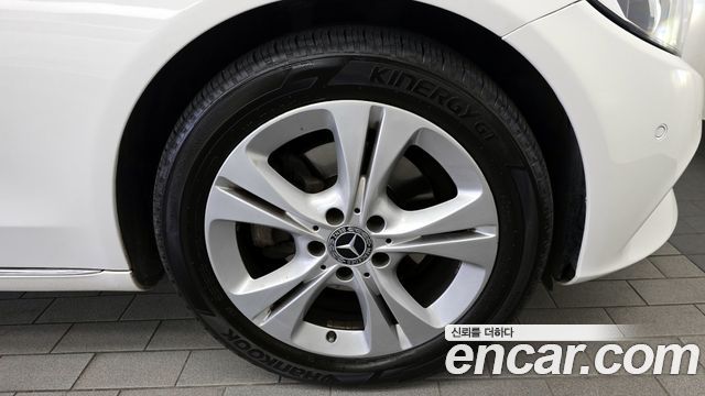 Mercedes-Benz C-Class 2018 thumb 6