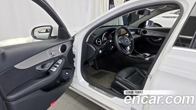 Mercedes-Benz C-Class 2018 thumb 11