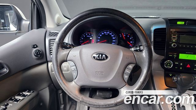 Kia Carnival 2013 thumb 11