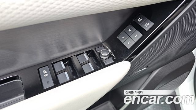 Land Rover Range Rover Velar 2023 thumb 11
