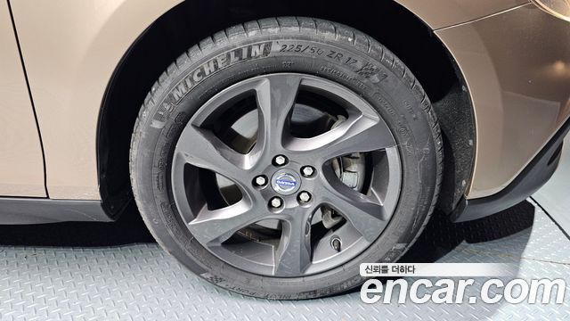 Volvo V40 2013 thumb 6