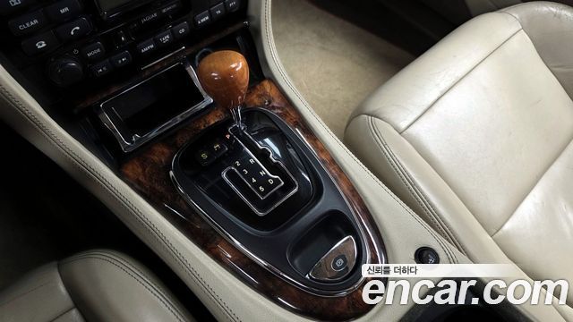 Jaguar XJ-8 2004 thumb 10