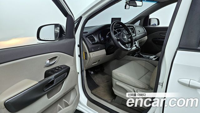 Kia Carnival 2015 thumb 10
