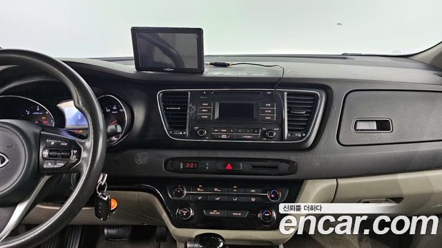 Kia Carnival 2015 thumb 11